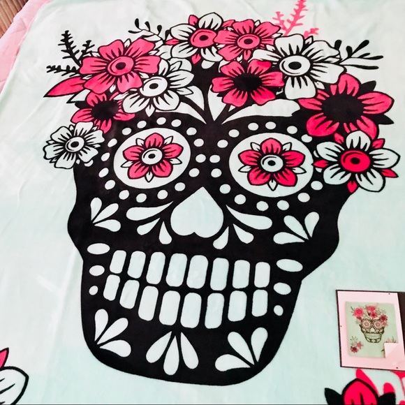Sherpa Ice Green & Fuchsia Sugar Skull Throw - Picture 6 of 8